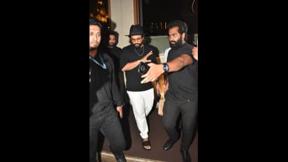 Allu Arjun: ముంబైలో అల్లు అర్జున్ క్రేజ్ వెంటపడిన బాలీవుడ్ మీడియా... అల్ట్రా స్టైలిష్ లుక్ వైరల్!