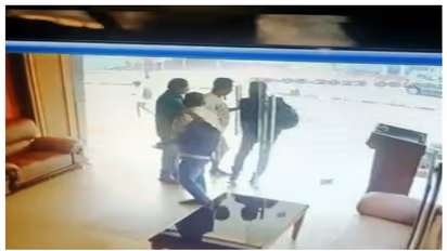 തെളിവെടുപ്പിനെത്തിച്ച പ്രതി ലോഡ്ജ് മുറിയില്‍ നിന്ന് ചാടി രക്ഷപ്പെട്ടു;  അന്വേഷണം