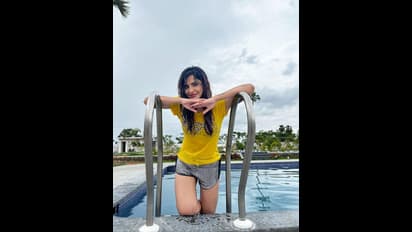 స్విమ్మింగ్ పూల్ వద్ద అషు రెడ్డి రచ్చరచ్చ.. తడి అందాలతో కవ్విస్తున్న ‘బిగ్ బాస్’ బ్యూటీ..