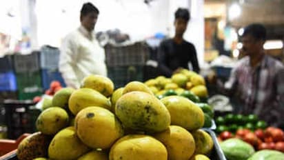 கோயம்பேட்டில் எத்திலின் மூலம் பழுக்க வைக்கப்பட்ட 6 டன் மாம்பழங்கள் பறிமுதல்.. உ.பா.து அதிகாரிகள் அதிரடி.