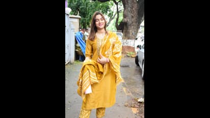 ‘మేజర్’ హీరోయిన్ సాయీ మంజ్రేకర్ డేర్ స్టెప్..  ట్రెడిషనల్ లుక్ లో అదరగొట్టిన యంగ్ బ్యూటీ.. 