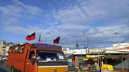 முதல்வர் நிகழ்ச்சியை காண ஆபத்தான பயணம்… வைரலாகும் புகைப்படம்!!