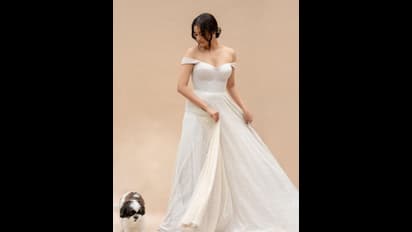 ఆరబోతలో హద్దులు చెరిపేసిన కీర్తిసురేష్.. జబ్బలపై గౌన్ జారిపోగా, టాప్ అందాలతో రెచ్చిపోయిన `మహానటి`