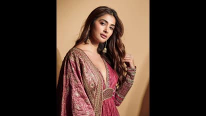 కొంటె చూపులతో కవ్విస్తూ పూజా హెగ్డే క్లీవేజ్‌ షో.. సైలెంట్‌గా రెచ్చగొడుతూ బుట్టబొమ్మ కుర్రాళ్ల కొంప కొల్లేరు 