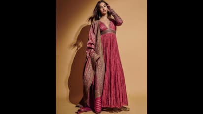 விதவித உடையில் புது புது தோற்றத்தில் பூஜா ஹெக்டே !