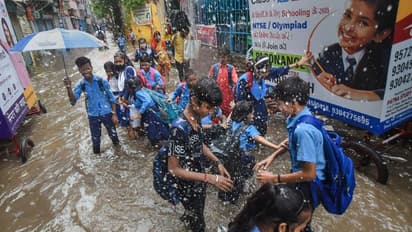 வெளுத்து வாங்கி வரும் கனமழை.. பள்ளிகளுக்கு விடுமுறை அறிவிப்பு..!