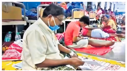 ബെഡ് ലഭിച്ചില്ല; ബം​ഗാൾ സിപിഎം മുൻ എംഎൽഎ ആശുപത്രിയിൽ തറയിൽ