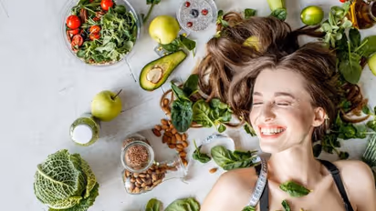 வீட்டு வைத்திய முறையில் பொடுகினைப் போக்க எளிய 3 டிப்ஸ்..!!