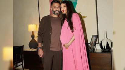 সোনম কাপুরের বেবি শাওয়ারের জন্য বলিউডের কাকে কাকে নিমন্ত্রণ করা হচ্ছে জেনে নিন