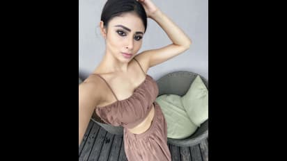 వర్షపు జల్లులో తడిసిపోతున్న మౌనీరాయ్ అందాలు.. మతిపోయే పోజులతో కవ్విస్తున్న ‘నాగిని’ భామా..