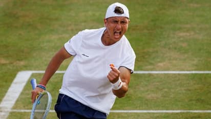 അര്ബുദത്തെ അതിജീവിച്ച് വിംബിള്ഡണിനെത്തി; രണ്ടാം റൗണ്ടില് പുറത്ത്, പെനിസ്റ്റണ് മടങ്ങുന്നത് തലയുയര്ത്തി