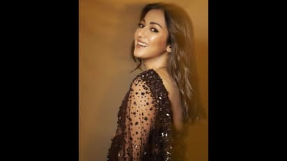 Catherine: బ్లాక్ శారీలో బన్నీ హీరోయిన్.. ఫ్రంట్, బ్యాక్ అందాలతో ఫుల్ కిక్కు, చిచ్చు రేపుతున్న చిరునవ్వు