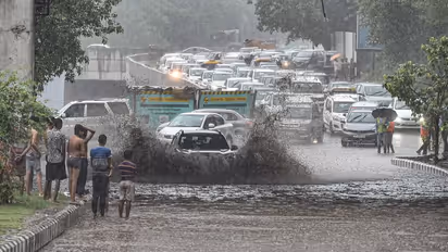 दिल्ली में मानसून की धांसू एंट्री, पर अफसरों के सारे दावे 'पानी-पानी' हुए, सोशल मीडिया पर पब्लिक ने की खिंचाई