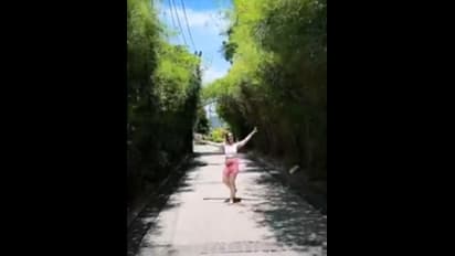 బీచ్‌లో ఎంజాయ్ చేస్తున్న సారా టెండూల్కర్... కనిపించి కనిపించకుండా అందాల విందు... 