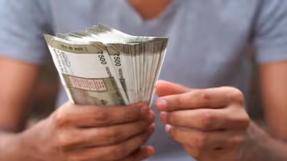 पैसा कमाना जरूरी है, लेकिन ये 3 काम करके कमाया गया धन हमें और गरीब बना देता है