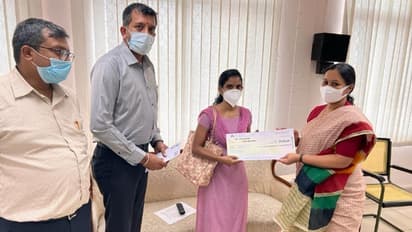 കൊവിഡ് ഡ്യൂട്ടിക്കിടെ ആംബുലന്സ് അപകടത്തില്പ്പെട്ട് മരിച്ച മെല്ബിന്റെ കുടുംബത്തിന് 10 ലക്ഷം രൂപ കൈമാറി