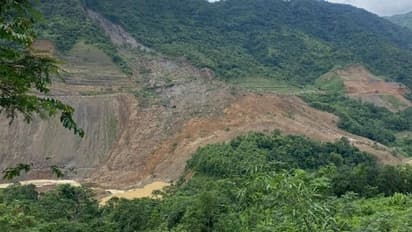 মণিপুরে ভূমিধসে থমকে গেল নদীর গতিপথ, আরও বড় দুর্যোগের আশঙ্কা 