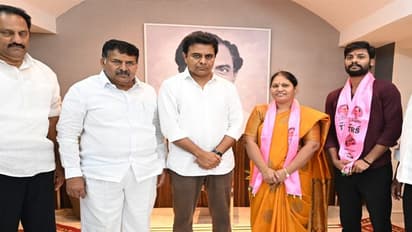 జాతీయ కార్యవర్గ సమావేశాల వేళ మోడీకి షాక్.. టీఆర్ఎస్ లోకి నలుగురు బీజేపీ కార్పోరేటర్లు