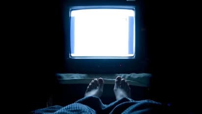 ടിവി ഓണ് ചെയ്ത് വച്ച് ഉറങ്ങുന്ന ശീലമുണ്ടോ? എങ്കില് നിങ്ങളറിയേണ്ടത്...