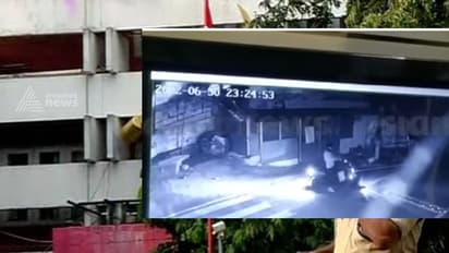 എകെജി സെന്‍റര്‍ ആക്രമണം:'പ്രതിക്ക് മറ്റൊരാളുടെ സഹായം ലഭിച്ചു',വഴിയില്‍വെച്ച് സ്ഫോടക വസ്തു കൈമാറിയെന്ന് നിഗമനം