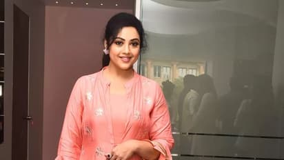 HBD Meena  : சினேகா அக்காவுடன்  கேக் வெட்டி பிறந்தநாள் கொண்டாடிய மீனா...