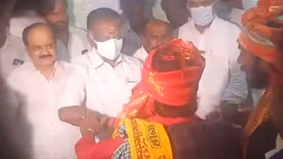 ஓபிஎஸ் வீட்டு வாசலில் குடுகுடுப்பைக்காரர்கள்.. இனி அவருக்கு நல்ல நேரம் தானாம்.. ஜக்கம்மாவே சொல்லிட்டாங்க.!