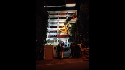 എകെജി സെന്റർ ആക്രമണം: അരിച്ചുപെറുക്കിയിട്ടും ഒരു തുമ്പും കിട്ടാതെ അന്വേഷണസംഘം, വണ്ടി നമ്പർ കണ്ടെത്താനായില്ല