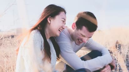 International Joke Day:पार्टनर के साथ ढूंढिए हंसने और हंसाने के बहाने,5 जोक सुनकर पत्नी का चेहरा उठेगा खिल