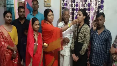 झारखंड बोर्ड 12वीं आर्ट्स-कॉमर्स टॉपर्स : ऑटो ड्राइवर और सब्जी बेचने वाले की बेटियां बनी स्टेट टॉपर