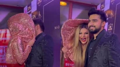 রেড কার্পেটে প্রেমিক আদিল খানকে চুম্বন করে চরম ট্রোলড রাখি সাওয়ান্ত