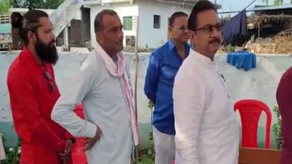 MP Panchyat Election: गोद में लेकर बजुर्गों को पोलिंग बूथ पहुंचे युवा, मंत्री को लाइन में लगकर डालना पड़ा वोट