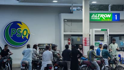 പെട്രോളിനും ഡീസലിനും വില അല്പ്പം കുറഞ്ഞു, പാക്കിസ്ഥാനികള്ക്ക് ചെറിയ ആശ്വാസം