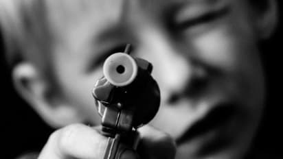 അച്ഛന്റെ കാമുകിയുടെ കുട്ടികള്‍ക്കുനേരെ  എട്ടുവയസ്സുകാരന്‍ നിറയൊഴിച്ചു, ഒരു മരണം! 