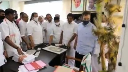 എസ്എഫ്ഐക്കാർ വച്ച വാഴ കസേരയിൽ നിന്ന് സ്വയം മാറ്റി രാഹുൽ ​ഗാന്ധി; ദൃശ്യങ്ങൾ ട്വീറ്റ് ചെയ്തു