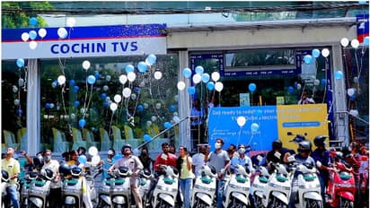 ഒറ്റച്ചാര്‍ജ്ജില്‍ 140 കിലോമീറ്റര്‍ കുതിക്കാം..! ടിവിഎസ് ഐക്യൂബിന്റെ 80 യൂണിറ്റുകൾ ഒന്നിച്ച് കൈമാറി കമ്പനി