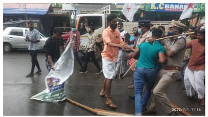 ഡിവൈഎഫ്ഐ പ്രകടനത്തിനിടെ രാഹുൽ ഗാന്ധിയുടെ ഫ്ലക്സ് വലിച്ചു കീറി 