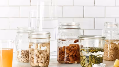 மறந்தும் அப்படியே சாப்டாதீங்க! இந்த 5 உலர் பழங்களையும் ஊறவைத்து சாப்பிட்டால் சத்துக்கள் இரட்டிப்பாகுமாம்.. 