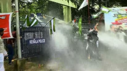 'സ്വര്ണ്ണക്കടത്ത് കേസില് മുഖ്യമന്ത്രിക്കെതിരെ അന്വേഷണം വേണം', ജില്ലാ ആസ്ഥാനങ്ങളില് യുഡിഎഫ് മാര്ച്ച്