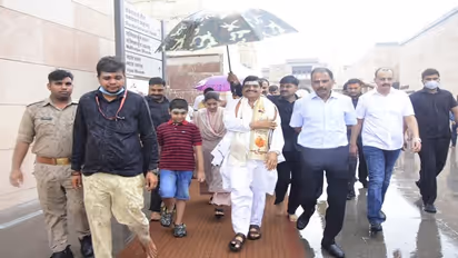 शिवपाल यादव ने बाबा विश्वनाथ के दरबार में सपरिवार लगाई हाजिरी, मंदिर प्रशासन ने भेंट की खास चीज