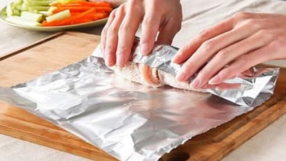 അലൂമിനിയം ഫോയിലില് ഭക്ഷണം പൊതിയുന്നത് അപകടമോ? അറിയാം...