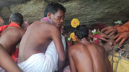 झारखंड की सबसे बड़ी पहाड़ पूजा में जुटे तीन राज्यों के हजारों भक्तगण, अच्छी बारिश, फसल और खुशहाली की मांगी दुआ