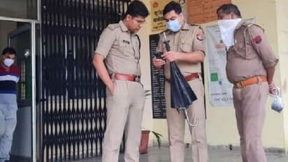 मेरठ में प्रेमी ने चौखट पर किया सुसाइड, भाइयों के साथ मिल प्रेमिका ने शव को फेंका जंगल में...