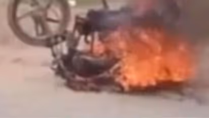 बिहार में शॉकिंग घटना: पेट्रोल खत्म हुआ तो बीच सड़क बाइक में लगा दी आग, वजह जान दंग रह गई पुलिस