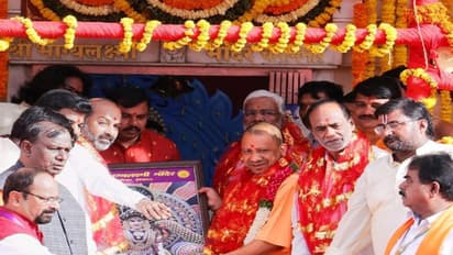 భాగ్యలక్ష్మి అమ్మవారిని దర్శించుకున్న యూపీ సీఎం యోగి ఆదిత్యనాథ్.. ప్రత్యేక పూజలు..