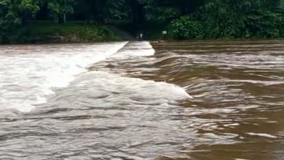 സംസ്ഥാനത്ത് മഴ ശക്തം, അഞ്ച് ദിവസം വ്യാപക മഴയ്ക്ക് സാധ്യത, കനത്ത മഴയെ തുടർന്ന് മണികണ്ഠൻചാൽ പാലം മുങ്ങി