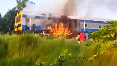 बिहार के भेलवा रेलवे स्टेशन के पास पैसेंजर के इंजन में लगी आग, रक्सौल से नरकटियागंज जा रही थी ट्रेन