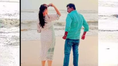 बारिश में रोमांटिक पोज देती नजर आईं  IAS टीना डाबी, गोवा के बीच पर पति के साथ यूं लुत्फ उठा रहीं