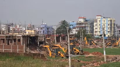 बुलडोजर पर बवाल: पटना में स्थानीय लोगों ने DM-SP पर बरसाए पत्थर, इस कारण लोगों ने किया हमला