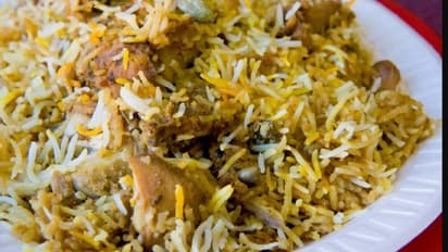 Hyderabad Floods: వరదల మహత్మ్యం.. బిర్యానీ సెల్ఫ్ డెలివరీ..!