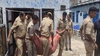 आगरा: घर में खून से लथपथ मिला गल्ला व्यापारी और पत्नी का शव, लूटपाट की भी आशंका